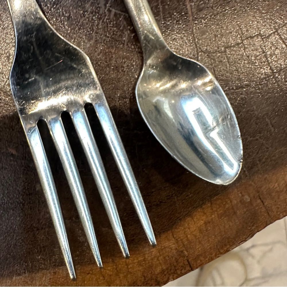 Oneida Community Peter Rabbit flatware set Vintage Children’s fork and knife set - Picture 4 of 5